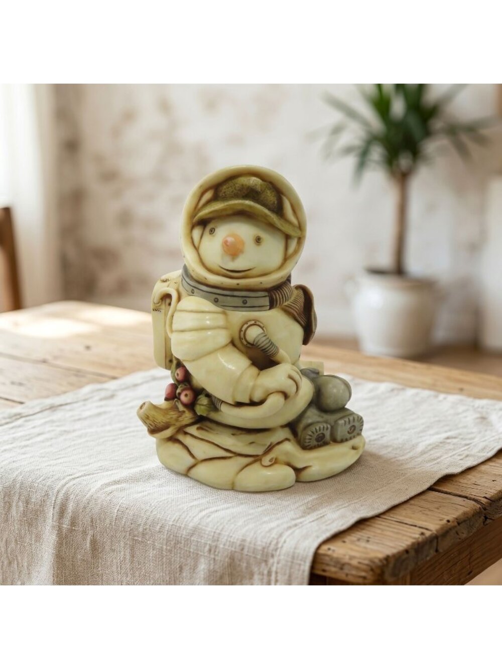 Harmony Kingdom Blue Moon Snowman Astronaut Trinket Box Figurine TJSESN01